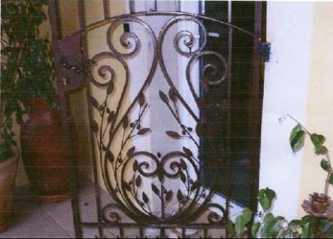 Porte grille en fer forgé motif olivier à Bandol