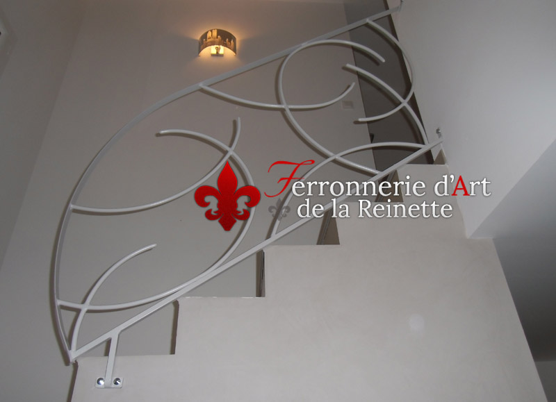 Rampe d'escalier en fer forgé peint à Toulon