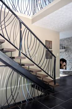 Rampe d'escalier moderne en fer forgé à Cuers dans le Var - Ferronnerie d'Art La Reinette